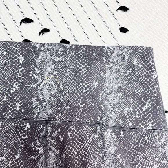 Varley Century Legging 2.0 Pumice Viper Snakeskin Python Grey Size Medium - Picture 5 of 6